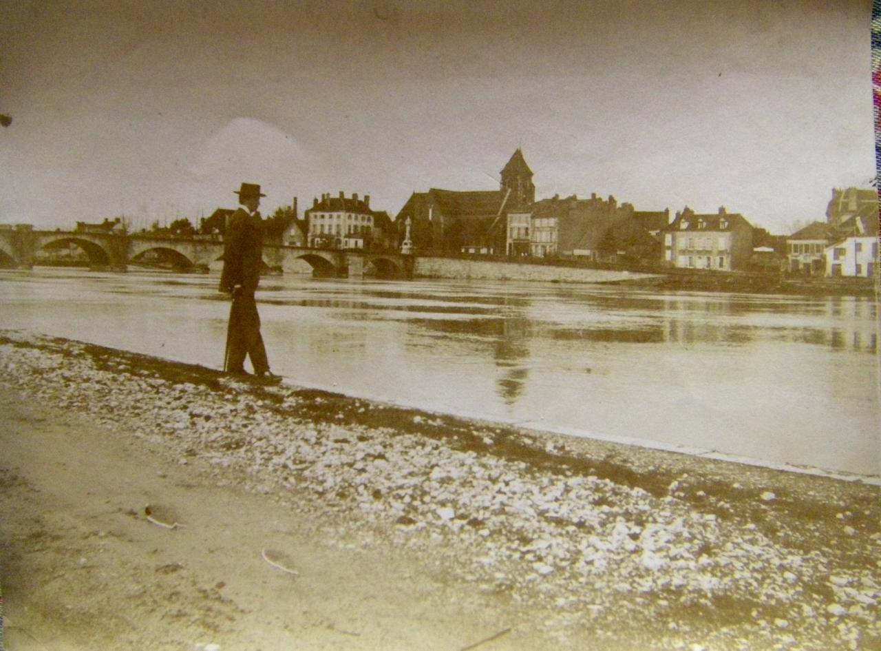 St Jean- de-Losne, vue de Losne